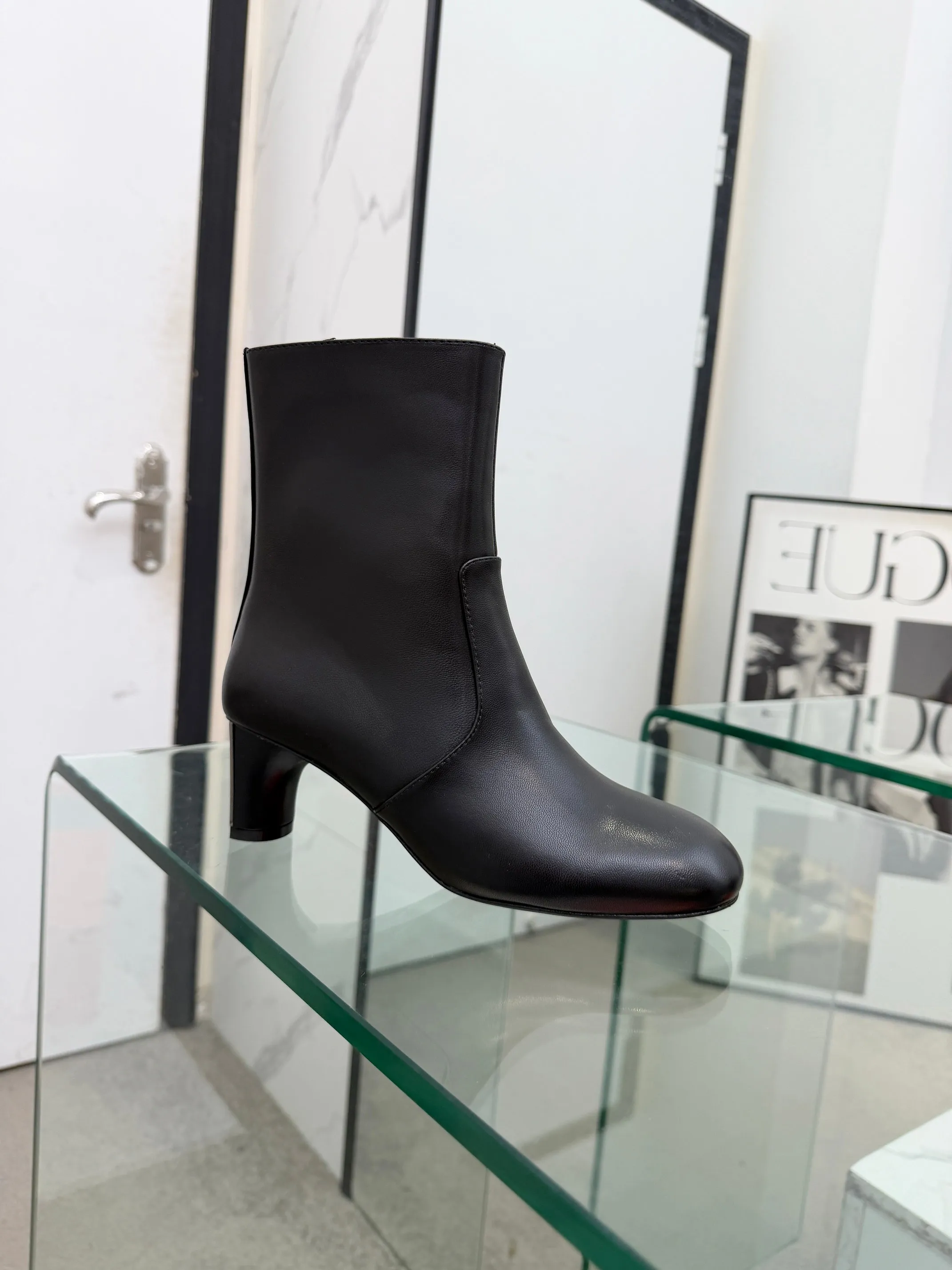 👟👟Ex-factory price 800👟👟 Top version purchasing agent Hermes 2025 autumn and winter new Lisa thick heel side zipper and naked women's short boots H family letter logo high heel round toe Martin knight boots Material: imported calfskin upper + water-dyed sheepskin lining + Italian genuine leather outsole Heel height: 5.5CM Size: Women’s size 35-41 (40.41 customized, non-refundable)